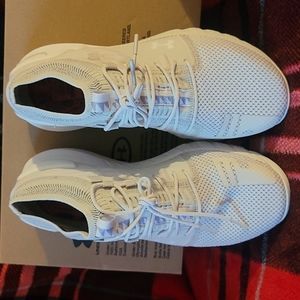Underarmor sneakers color dirty white with tag ,size 7.5 .Brand new .